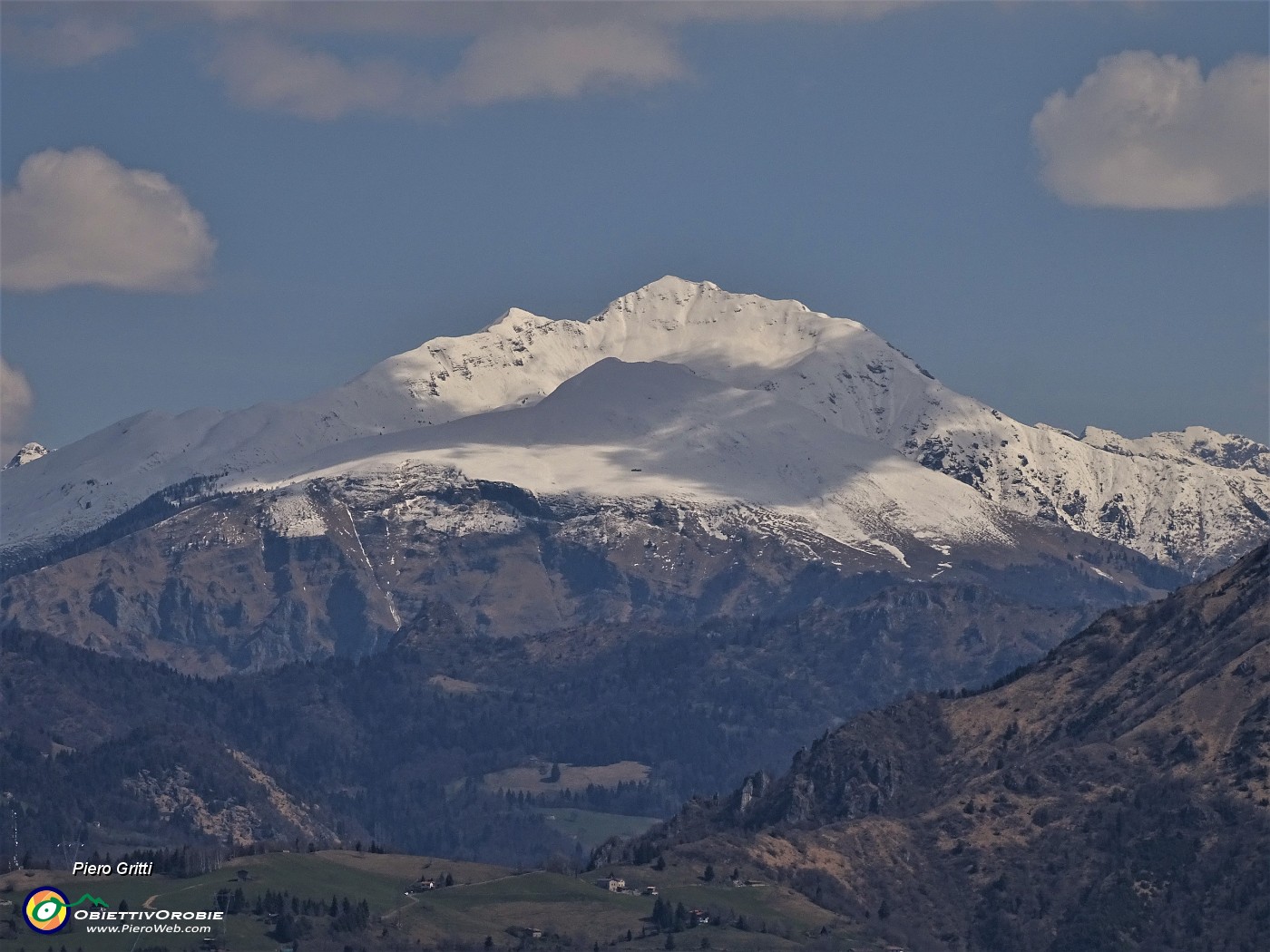 37 Dal Pizzo zoom su Cima Menna (2300 m) ancora ben innevata.JPG